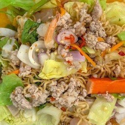 ยำมาม่าหมูสับ-หมูยอ
