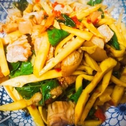 (กับข้าว)กระเพราหน่อไม้สามชั้นทอด