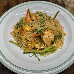 ผัดหมี่กะเฉดกุ้งสด