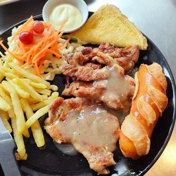 สเต็กหมู+สเต็กสันคอหมู+ไส้กรอก