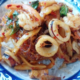 กะเพาวุ้นเส้นรวมมิตรหน่อไม้