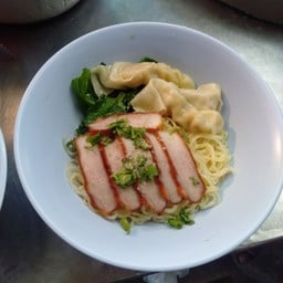 ชายสี่ บะหมี่เกี๊ยว ปั้ม ปตท บ่อแขม
