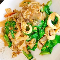 ผัดซีอิ้วรวมมิตรเส้นใหญ่