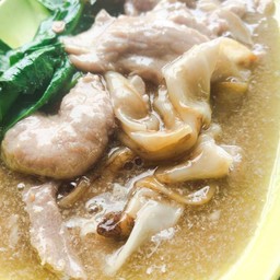 เส้นใหญ่ราดหน้าหมูหมัก