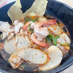 ก๋วยเตี๋ยวปลา vs กะเพราโบราณ พริกแห้ง