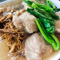 เส้นหมี่ราดหน้าหมูหมัก