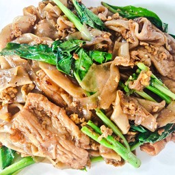 เส้นใหญ่ผัดซีอิ้ว หมูหมัก