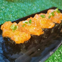 ข้าวปั้นแซลมอนซอสซีฟู้ดไข่กุ้ง (1ชิ้น)