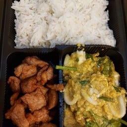 ข้าวผัดผงกะหรี่ทะเล+หมูทอดน้ำปลา