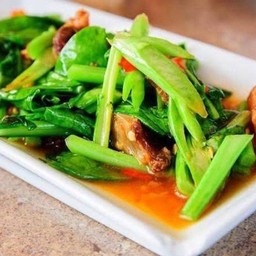 คะน้าหมูกรอบ