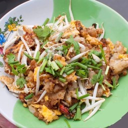 เจ๊ต่อมหอยทอดผัดไทยทางรถไฟ  บายพาสหลังรร.อนุบาล  ใกล้เบทาโกร