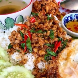 กระเพราถาด อาหารป่า ฟรีไข่ดาวทุกเมนู