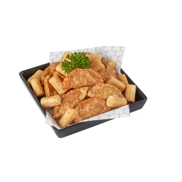 เกี๊ยวซ่าไก่ กลาง (10 ชิ้น) และต๊อกทอดคลุกซอส