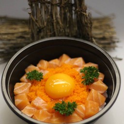 ข้าวหน้าแซลมอนหั่นเต๋าไข่ดอง