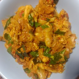 ไก่ผัดพริกแกงใต้หน่อไม้ดองราดข้าว