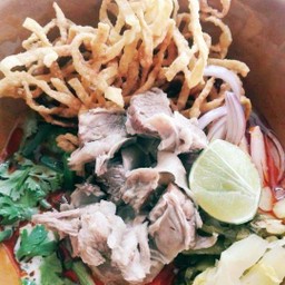 หมี่กรอบซอยหมูตุ๋น