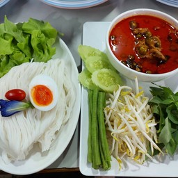 ขนมจีนแกงเป็ดพร้อมผักสด