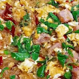 ผัดกระเพราสามเซียน (วุ้นเส้น ไข่ แหนม)