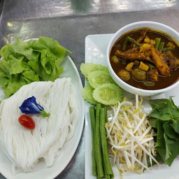 ขนมจีนแกงไตปลาพร้อมผักสด