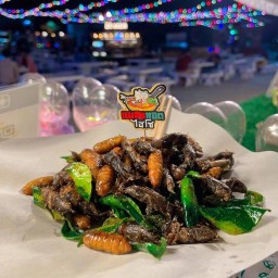 แมลงทอดไฮโซ ตลาดนัดทนายโส