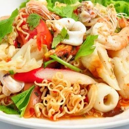 ยำรวมมิตรใส่มาม่า