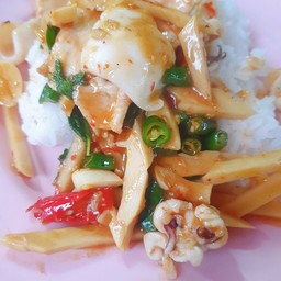 ผัดหน่อไม้หมูสับราดข้าว