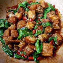 [อร่อยซ่ากับโค้ก] ข้าวกะเพราหมูกรอบ +  โค้ก ไม่มีน้ำตาล (ขวด) 