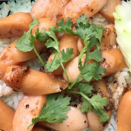 ข้าวไส้กรอกหนังกรอบกระเทียมพริกไทย