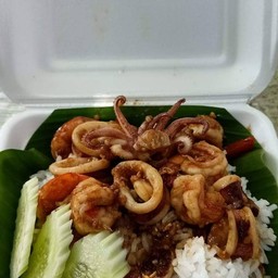 ข้าวผัดพริกแกงทะเล