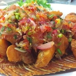 ปลาทับทิมทอดลูกเต๋าสามรส