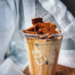 นมสด โปะด้วย ดัลโกน่าทอฟฟี่ น้ำตาลไหม้ ติดขมนิดๆ