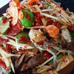 ส้มตำแซ่บอีสานและเครื่องดื่ม -