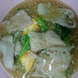เส้นใหญ่ราดหน้าใส่ไข่ พิเศษ
