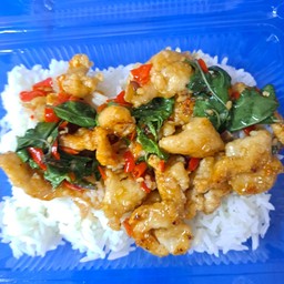 ข้าวไก่กรอบกะเพรา