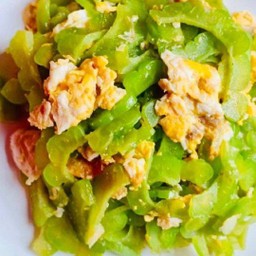 มะระผัดไข่เป็นกับ