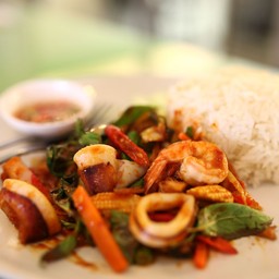 ข้าวราดผัดพริกแกง