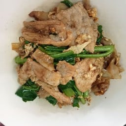 เส้นหมี่ผัดชีอิ้วหมู ใส่ไข่พิเศษ