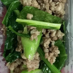 คะน้าหมูสับราดข้าว