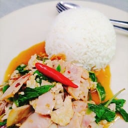 กระเพราหมูสับเบคอนราดข้าว