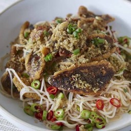 ยำขนมจีนปลาทูปลากรอบ
