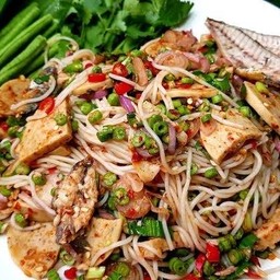 ยำขนมจีนปลาทูหมูยอ
