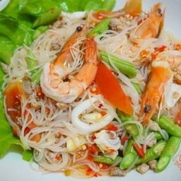 ยำขนมจีน 2 เกลอ (กุ้งสด +ปลาหมึก)