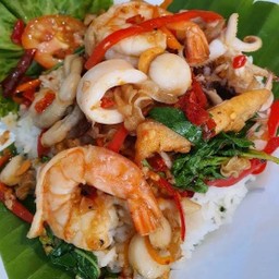 กะเพรารวมมิตร (ราดข้าว)