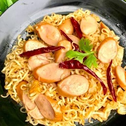 มาม่า ผัดคั่ว ไส้กรอก พริกแห้ง (เมนูนี้เผ็ด)