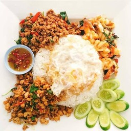 กระเพราถาดราคาสุดคุ้มกินได้ทั้งครอบครัว