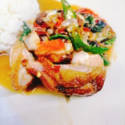 กระเพราไก่ทอดราดข้าว