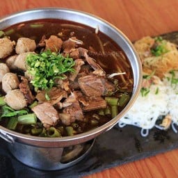 ก๋วยเตี๋ยวเรืออยุธยาบ้านริมบึง