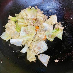 กะหล่ำปลีผัดหมูสับ กับข้าว