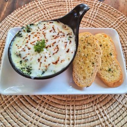 ผักโขมอบชีส+ขนมปังกระเทียม