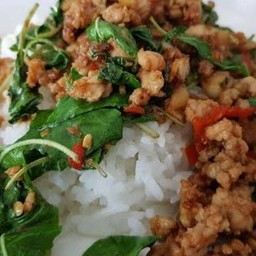 ข้าวสวยร้อนๆผัดกระเพราหมูสับ